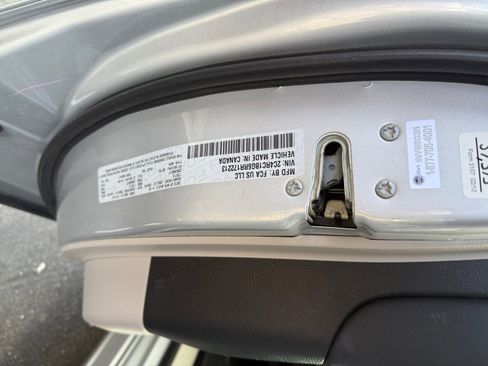 Used 2024 Chrysler Pacifica Touring-L image 22