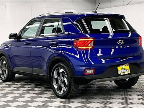 Used 2024 Hyundai Venue Limited image 2