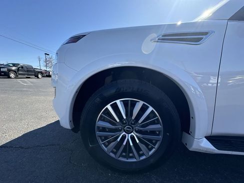 Used 2024 Nissan Armada SL w/ Captain's Chairs Package image 18