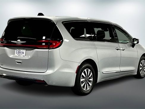 Used 2023 Chrysler Pacifica Limited image 8