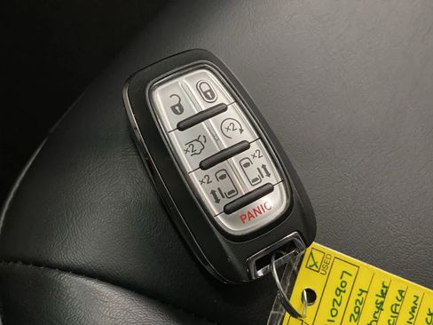 Used 2024 Chrysler Pacifica Select image 30
