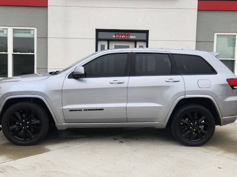 Used 2018 Jeep Grand Cherokee Altitude AWD/4WD image 3