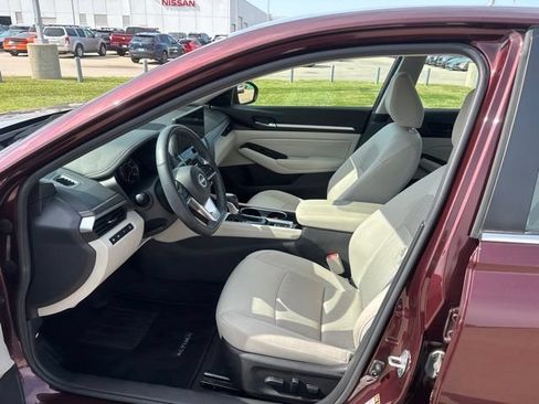 Used 2023 Nissan Altima 2.5 SV w/ SV Premium Package FWD image 9