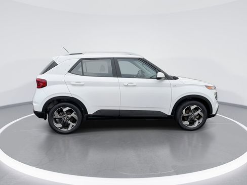 Used 2024 Hyundai Venue SEL image 9