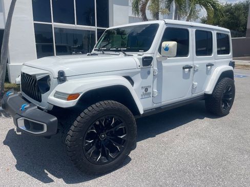 Used 2023 Jeep Wrangler Unlimited Sahara AWD/4WD image 2