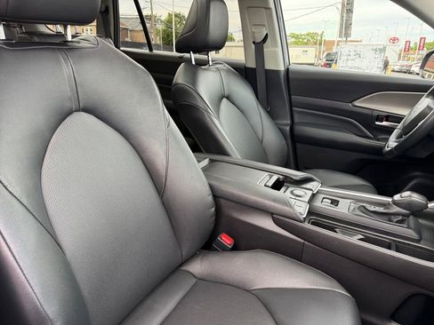 Used 2025 Toyota Grand Highlander AWD image 18