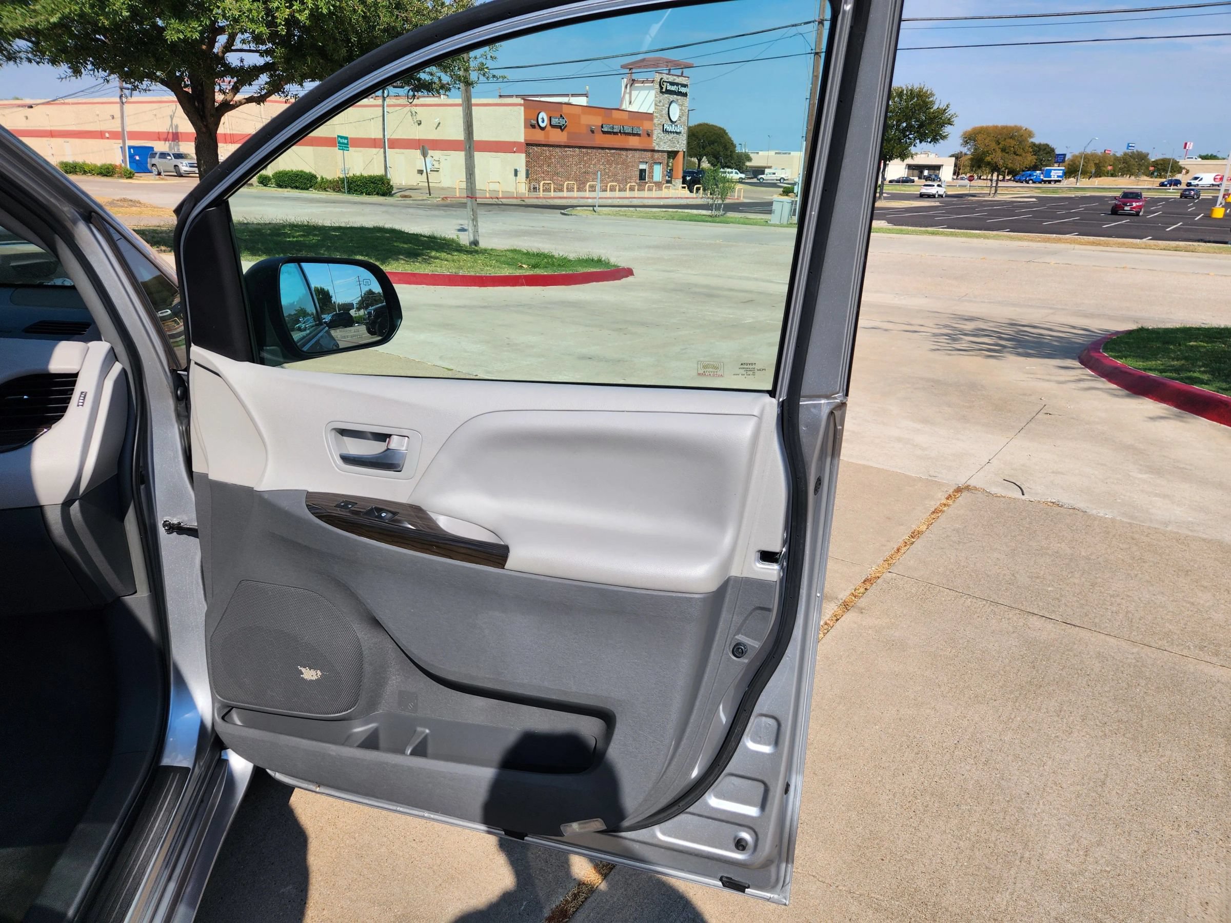 Used 2016 Toyota Sienna XLE FWD image 15
