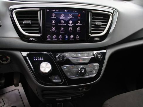 Used 2020 Chrysler Pacifica Touring w/ Advanced Safetytec Group FWD image 16
