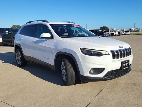 Used 2019 Jeep Cherokee Latitude Plus image 3