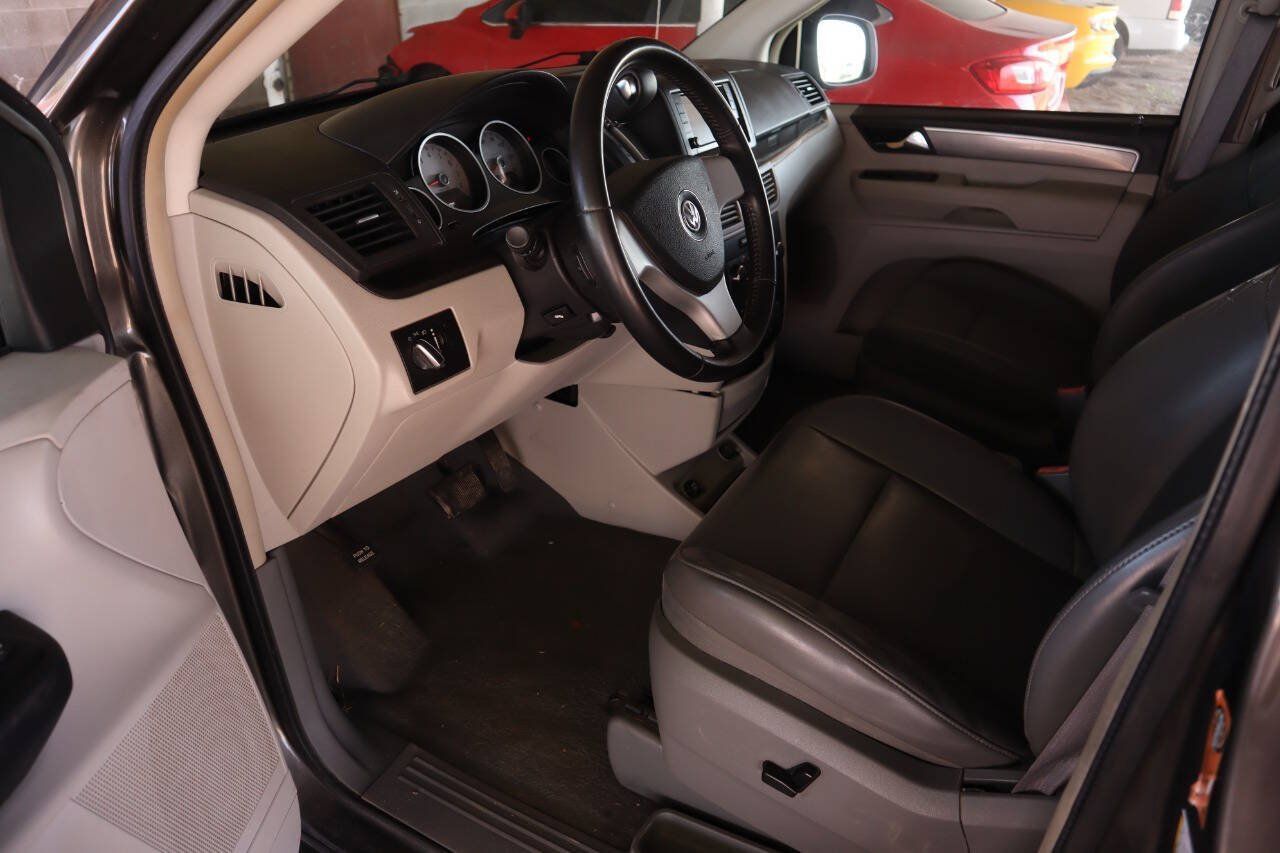 Used 2010 Volkswagen Routan SE FWD image 30