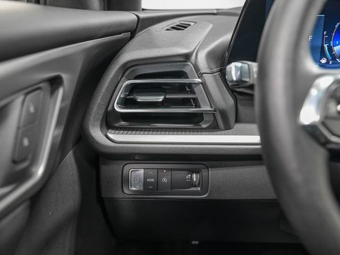 Used 2025 Chevrolet Traverse LT w/ Sun and Wheel Package image 18