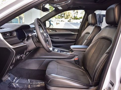 New 2026 Jeep Grand Cherokee Altitude image 18