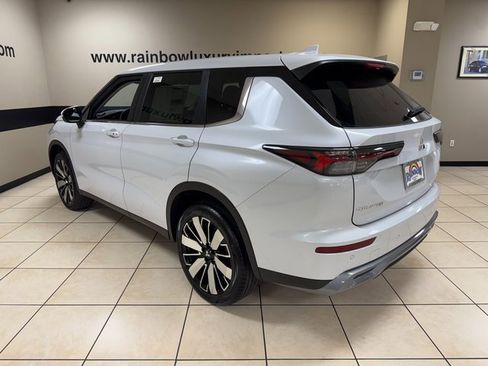 New 2025 Mitsubishi Outlander SE image 4