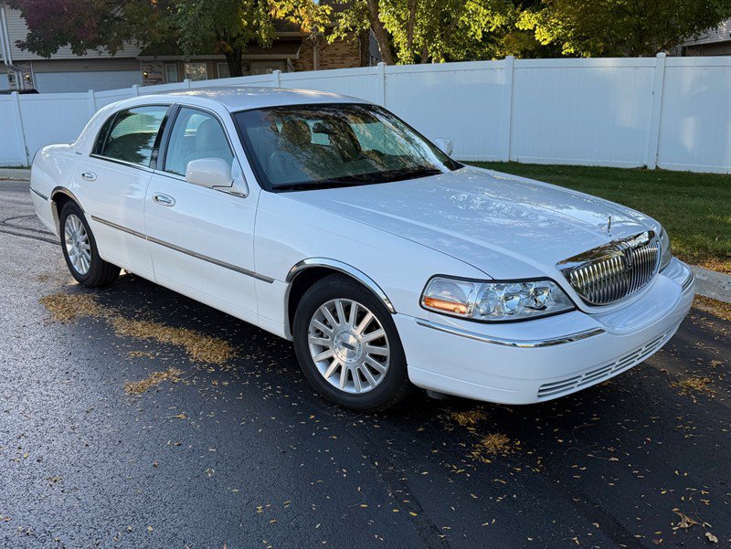 Used 2004 Lincoln Town Car Signature RWD image 1