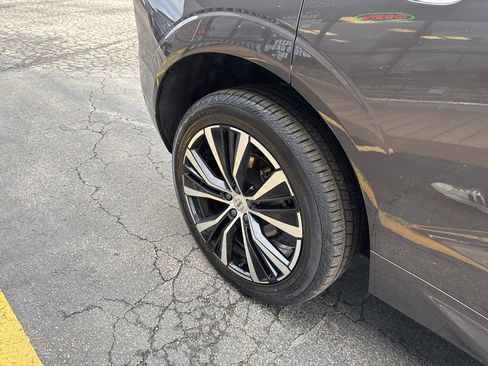 Used 2025 Volvo XC60 B5 Plus image 13