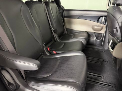 Used 2025 Kia Carnival image 31