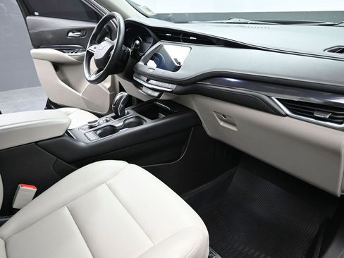 Used 2019 Cadillac XT4 Luxury w/ Cold Weather Package FWD image 22