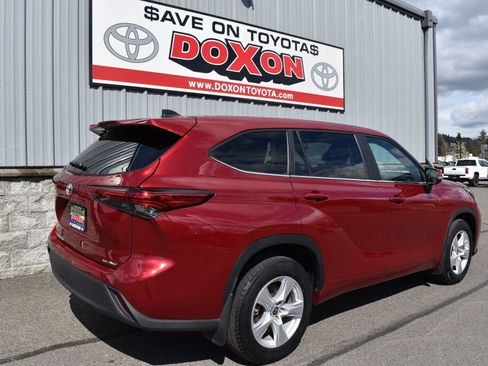 Used 2023 Toyota Highlander LE AWD/4WD image 5