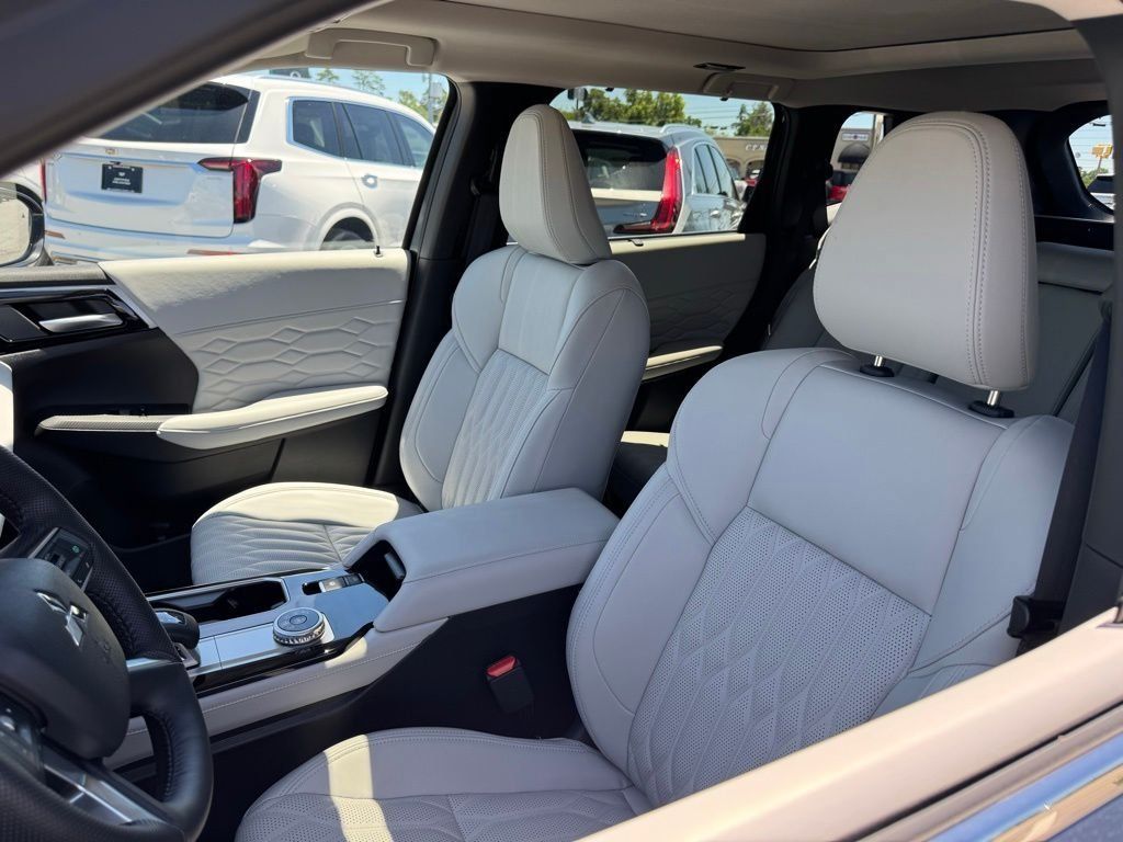 Used 2025 Mitsubishi Outlander SEL FWD image 9