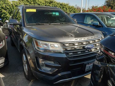 Used 2017 Ford Explorer XLT image 3