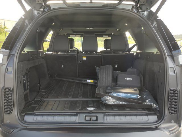 Used 2025 Land Rover Discovery S AWD/4WD image 25