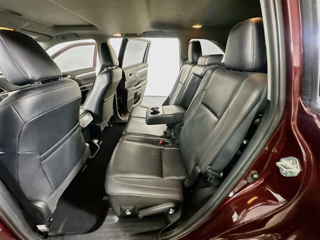 Used 2019 Toyota Highlander XLE FWD image 17