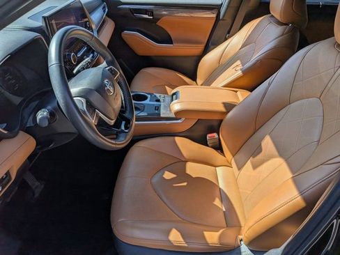 Used 2024 Toyota Highlander Platinum image 15