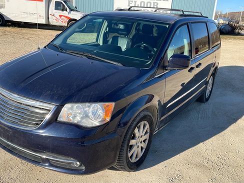 Used 2015 Chrysler Town & Country Touring image 9