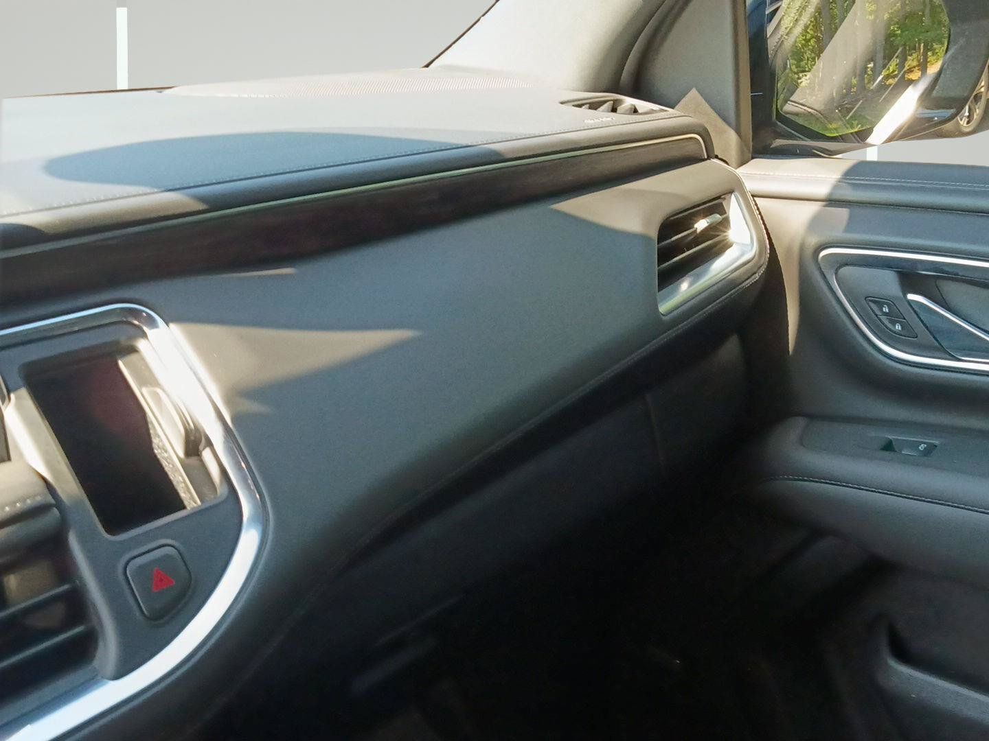 Used 2024 Chevrolet Tahoe Z71 w/ Luxury Package AWD/4WD image 18