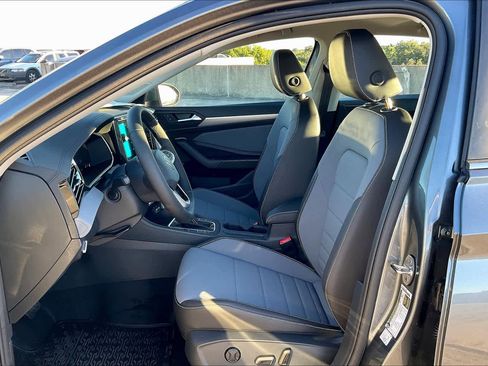 New 2025 Volkswagen Jetta SE image 9