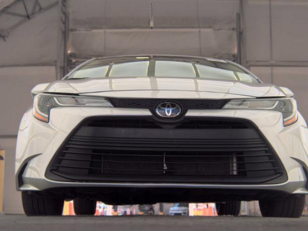 Used 2024 Toyota Corolla LE FWD image 3