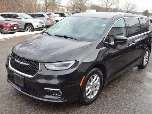 Used 2023 Chrysler Pacifica Touring-L image 4
