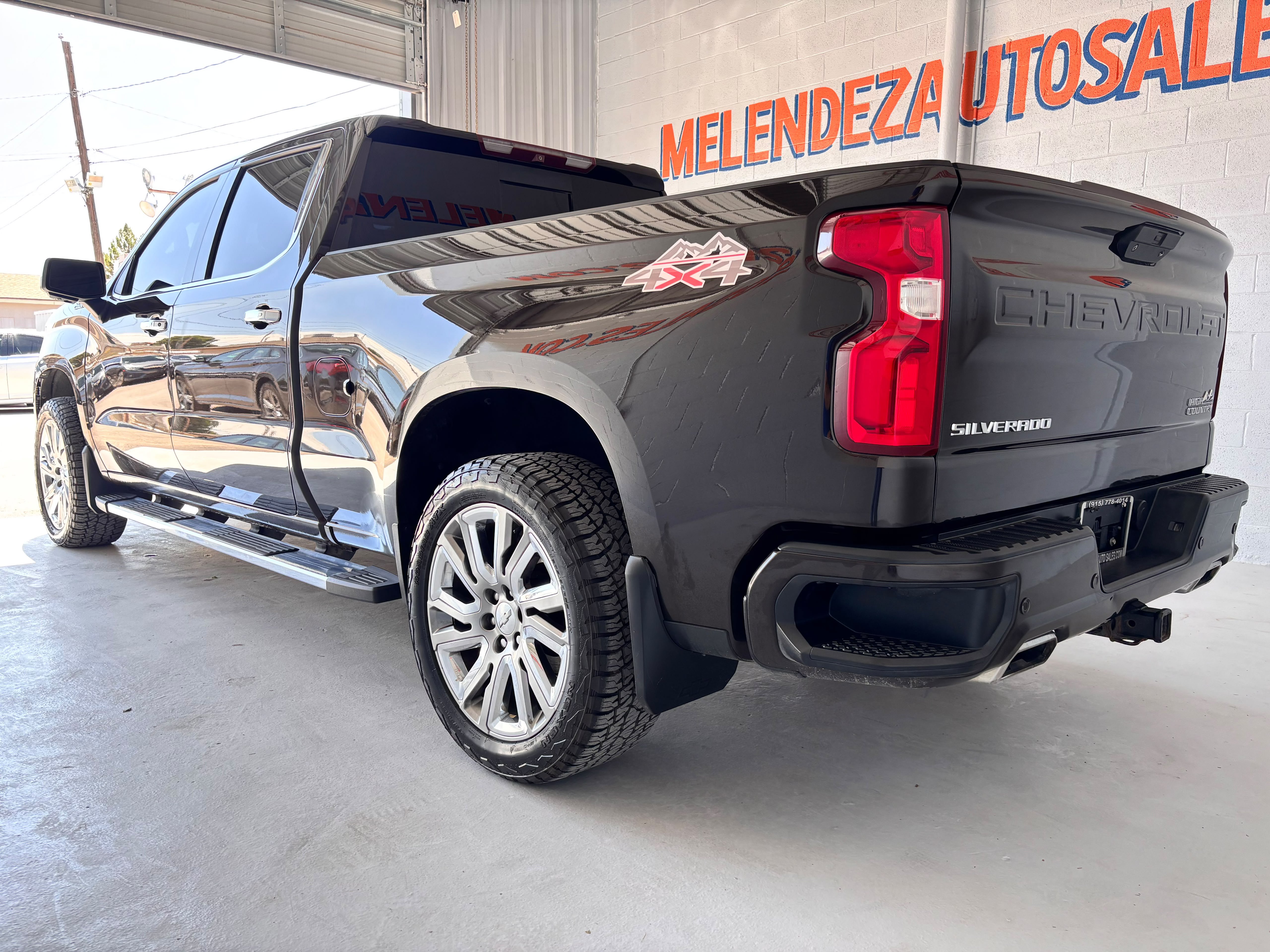 Used 2019 Chevrolet Silverado 1500 High Country w/ High Country Premium Package AWD/4WD image 3