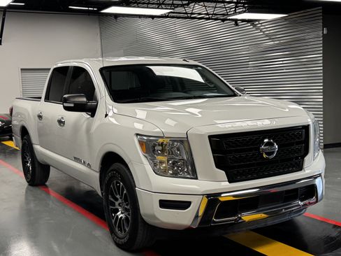 Used 2020 Nissan Titan SV image 7