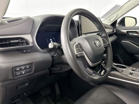 Used 2023 Toyota Highlander Platinum FWD image 4