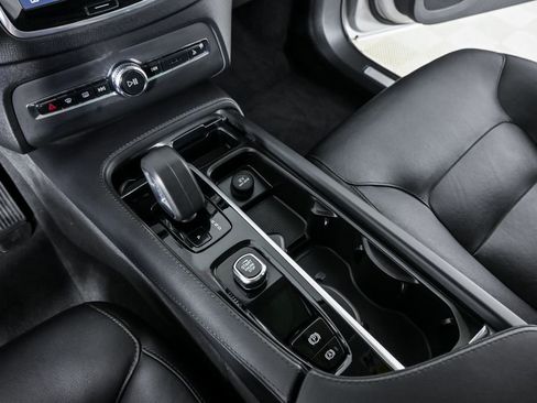 Certified 2025 Volvo XC90 B5 Core AWD/4WD image 18