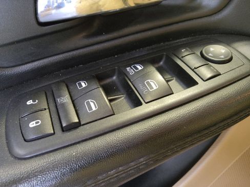Used 2016 Dodge Grand Caravan SXT FWD image 27