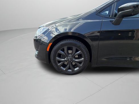 Used 2018 Chrysler Pacifica Touring-L Plus w/ Advanced Safetytec Group FWD image 35