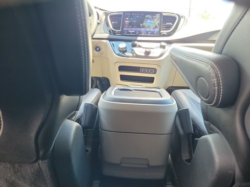 Used 2024 Chrysler Pacifica Touring-L FWD image 14