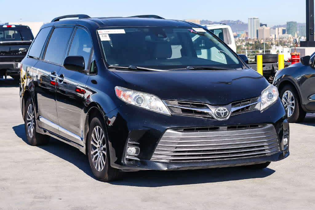 Used 2019 Toyota Sienna XLE w/ XLE Navigation Package FWD image 3