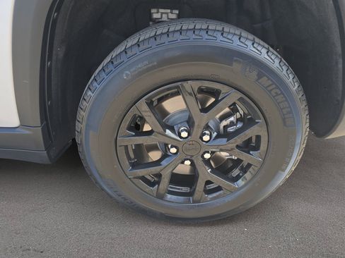 Used 2024 Jeep Grand Cherokee L Laredo image 24