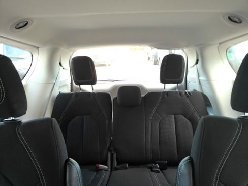 Used 2023 Chrysler Voyager LX image 31