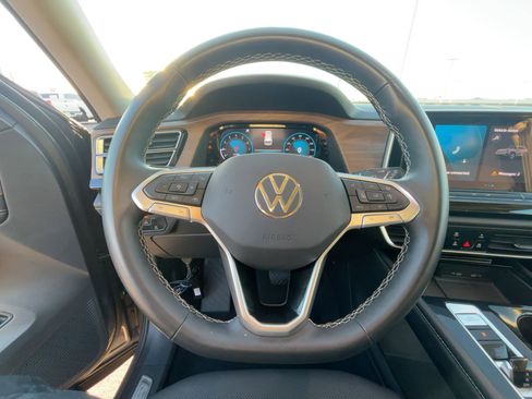 Used 2024 Volkswagen Atlas SE image 17