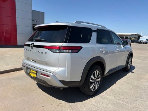 Used 2025 Nissan Pathfinder SL FWD image 7