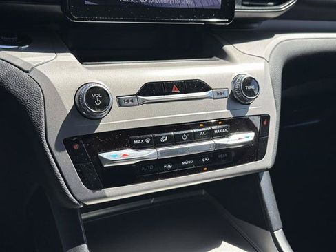 Used 2023 Ford Explorer XLT AWD/4WD image 38