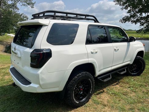 Used 2017 Toyota 4Runner SR5 AWD/4WD image 9