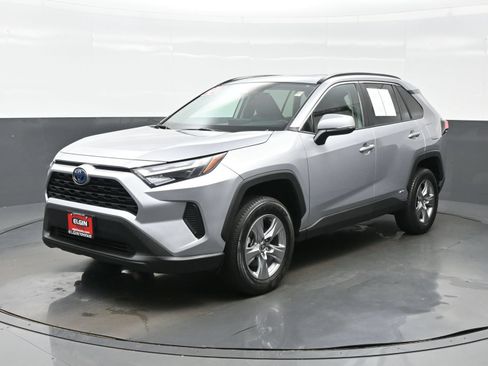Used 2022 Toyota RAV4 XLE w/ Convenience Package AWD/4WD image 2