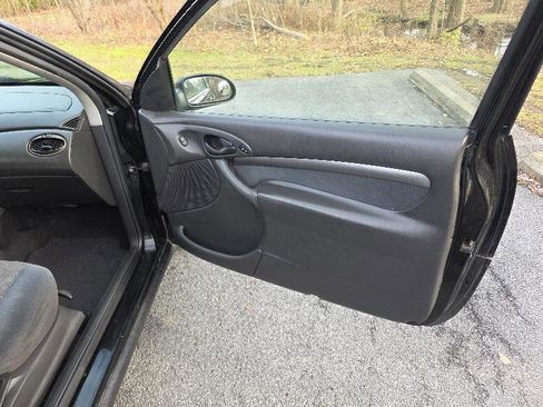 Used 2001 Ford Focus ZX3 Hatchback image 12