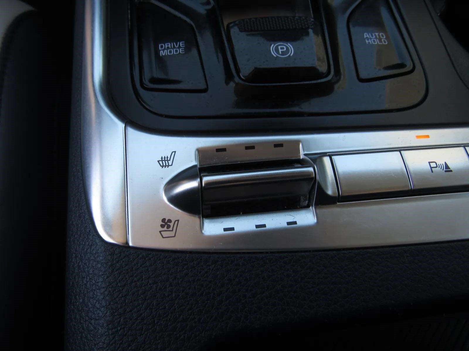 Used 2025 Kia Carnival SX w/ SX Dark Edition Package FWD image 23