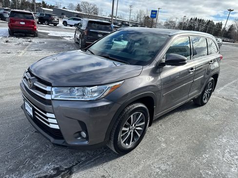 Used 2018 Toyota Highlander XLE image 12